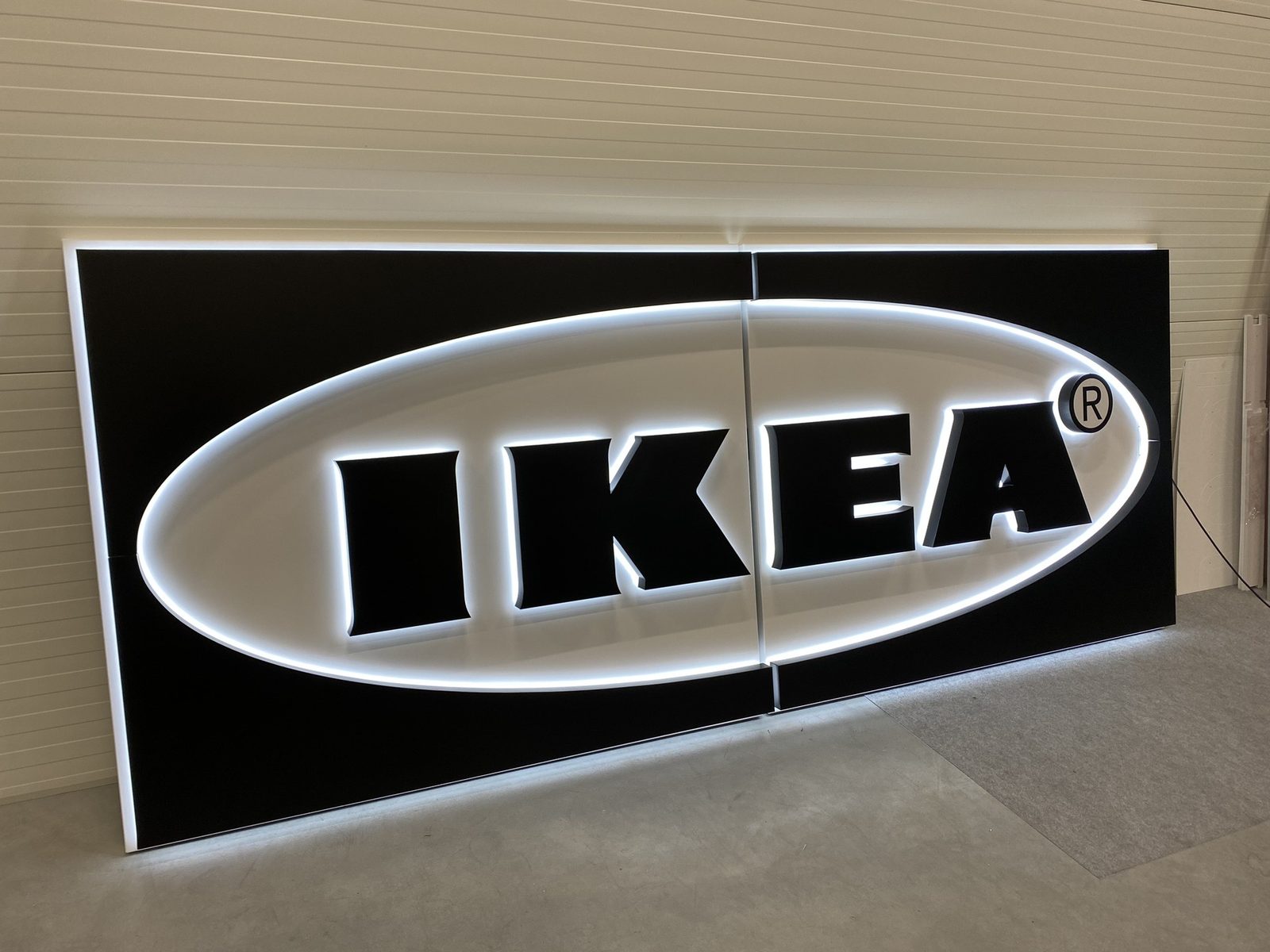 IKEA valgusreklaam — suur LED-taustavalgusega logopaneel